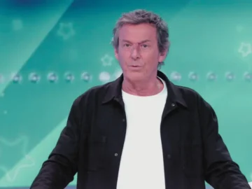 Jean-Luc Reichmann sur le plateau d’« Attention à la marche » devant un public enthousiaste.