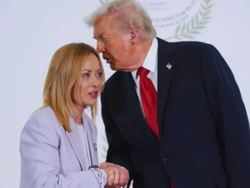 Giorgia Meloni et Donald Trump lors d’une rencontre diplomatique marquée par une polémique autour d’une photo.