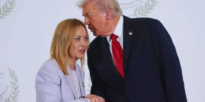 Giorgia Meloni et Donald Trump lors d’une rencontre diplomatique marquée par une polémique autour d’une photo.
