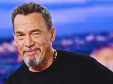 Florent Pagny interprétant ses chansons devant une salle comble lors de sa tournée.