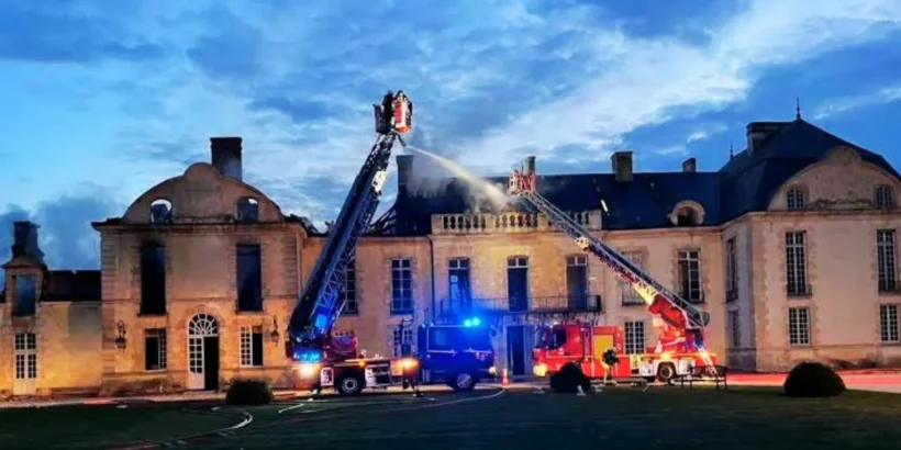 Incendie au Privé Metz à Moulins-lès-Metz, avec un important dégagement de fumée et l'intervention des secours.