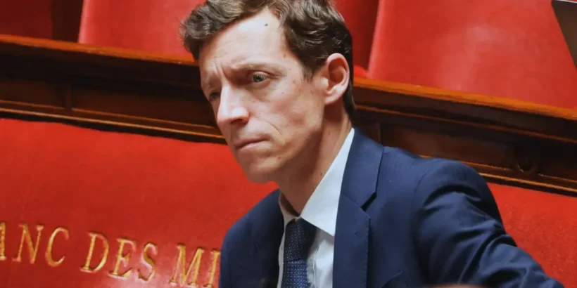 Salle de classe vide symbolisant les enjeux de la déscolarisation et de la protection des enfants en France.