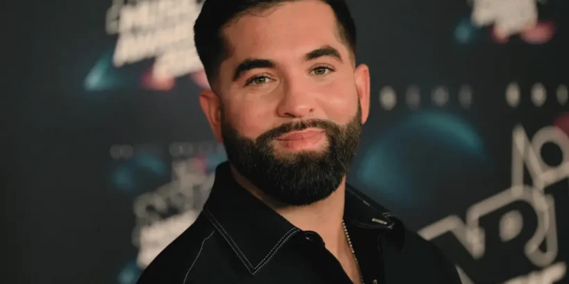 Kendji Girac sur scène pendant un concert sous forte chaleur.