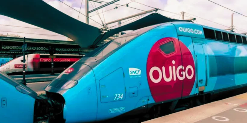 Train OUIGO en gare sous forte chaleur
