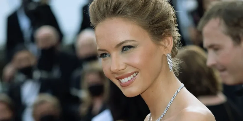 Amandine Petit lors des préparatifs de son mariage dans une ambiance intime et élégante.
