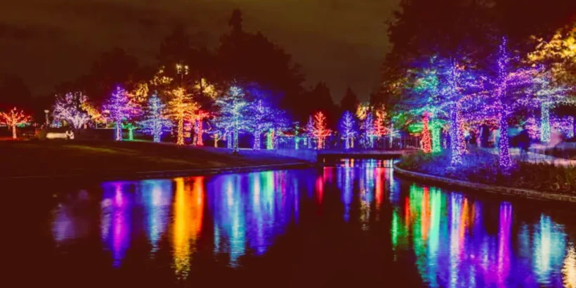 Promeneurs profitant des sentiers arborés et des résidences contemporaines de Vitruvian Park à Addison, dans la région de Dallas.