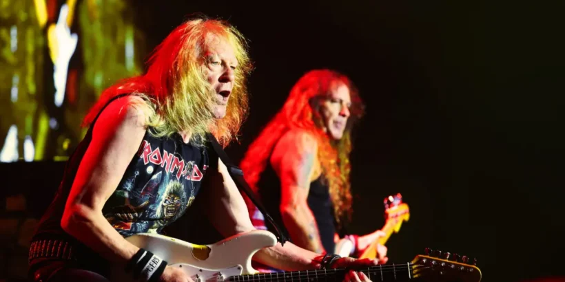 Iron Maiden sur scène à Paris La Défense Arena avant une panne électrique ayant interrompu le concert anniversaire du groupe.