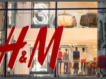 Pièces minimalistes de la collection H&M x Wardrobe.NYC aux tons neutres, illustrant une mode intemporelle et élégante. Pièces minimalistes de la collection H&M x Wardrobe.NYC aux tons neutres, illustrant une mode intemporelle et élégante.