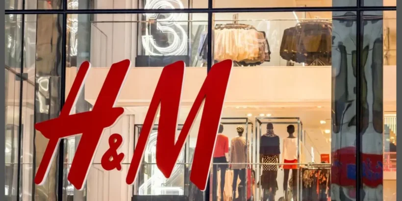 Pièces minimalistes de la collection H&M x Wardrobe.NYC aux tons neutres, illustrant une mode intemporelle et élégante. Pièces minimalistes de la collection H&M x Wardrobe.NYC aux tons neutres, illustrant une mode intemporelle et élégante.