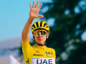 Tadej Pogacar lors d’une étape de montagne avant le Tour de France 2026, affichant une forme impressionnante qui inquiète ses principaux rivaux.