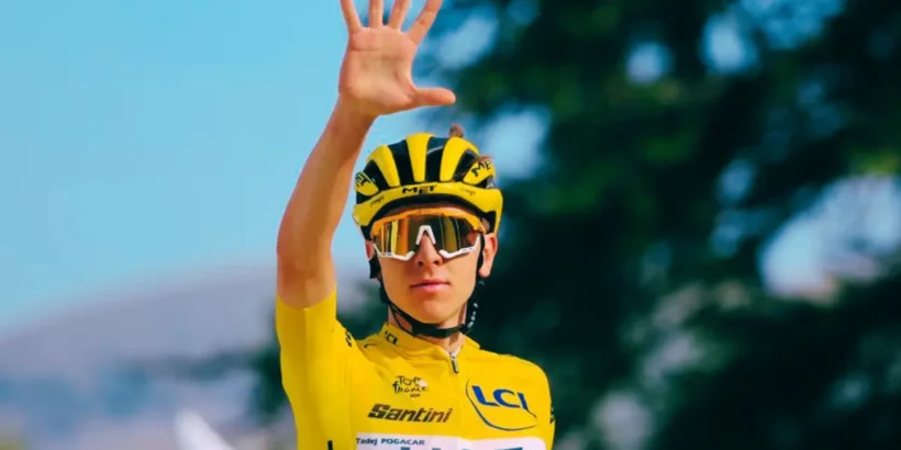 Tadej Pogacar lors d’une étape de montagne avant le Tour de France 2026, affichant une forme impressionnante qui inquiète ses principaux rivaux.