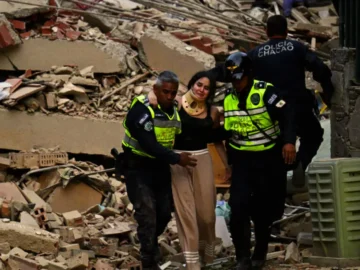 Des secouristes recherchent des survivants après un puissant tremblement de terre au Venezuela.
