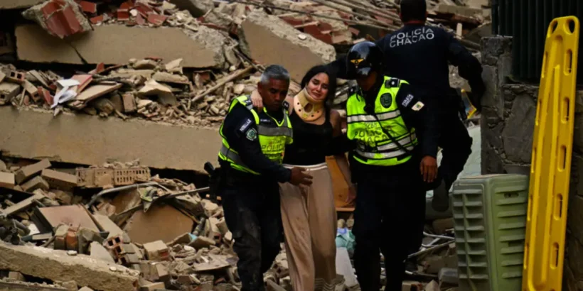 Des secouristes recherchent des survivants après un puissant tremblement de terre au Venezuela.