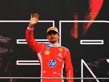 Charles Leclerc au volant de sa Ferrari lors d’un Grand Prix, symbole des ambitions de la Scuderia en Formule 1.