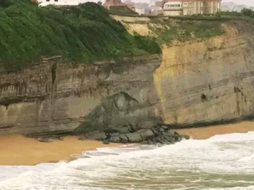 Falaise effondrée près du phare de Biarritz sur la côte basque.