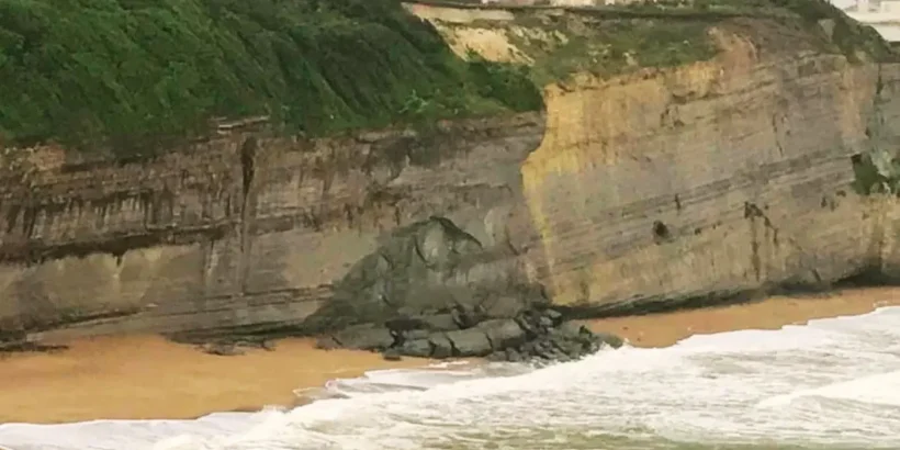 Falaise effondrée près du phare de Biarritz sur la côte basque.