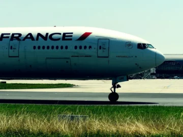 Petit avion encastré dans la Tour de Pékin après un accident spectaculaire.