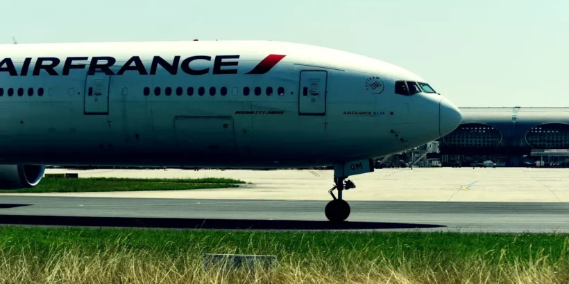 Petit avion encastré dans la Tour de Pékin après un accident spectaculaire.