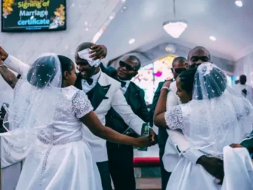 Deux frères jumeaux et deux sœurs jumelles lors de leur mariage.