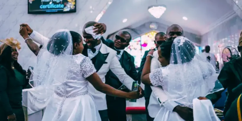 Deux frères jumeaux et deux sœurs jumelles lors de leur mariage.