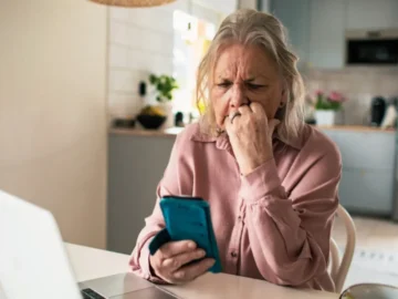 Retraités Agirc-Arrco vérifiant leurs documents de pension après suspensions à tort