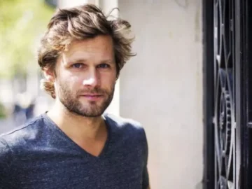 Alexis Michalik au cœur du débat autour de la pièce Passeport après son retrait de la programmation à Castres