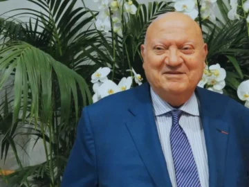 André Santini lors d’une cérémonie publique organisée dans les Hauts-de-Seine.