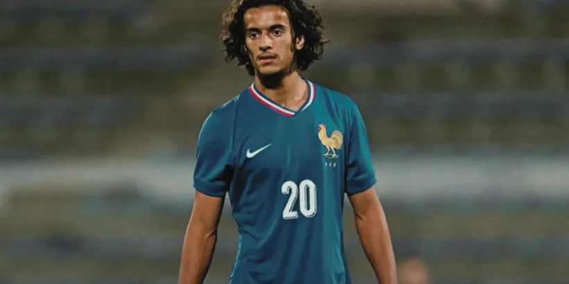 Ayyoub Bouaddi sous le maillot du Maroc, symbole d'une nouvelle génération ambitieuse du football marocain.