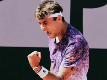 Flavio Cobolli en action lors d’un match de Roland-Garros 2026 sur le court parisien