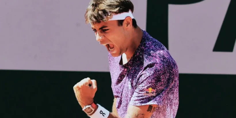 Flavio Cobolli en action lors d’un match de Roland-Garros 2026 sur le court parisien
