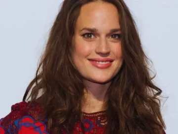 Constance Gay lors d’un événement consacré à la fiction française, symbole de la nouvelle génération d’actrices de télévision.