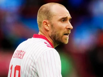 Les joueurs du Danemark assistent Christian Eriksen après une alerte de santé en plein match.
