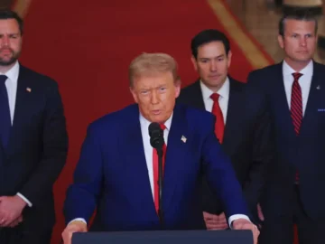 Vue symbolique des drapeaux des États-Unis et de l’Iran illustrant l’escalade diplomatique et militaire entre les deux pays.