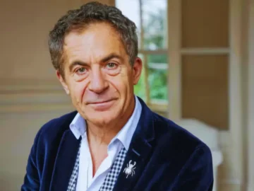 Portrait d’Étienne Klein illustrant un article consacré aux conséquences publiques et intellectuelles du retrait de son doctorat