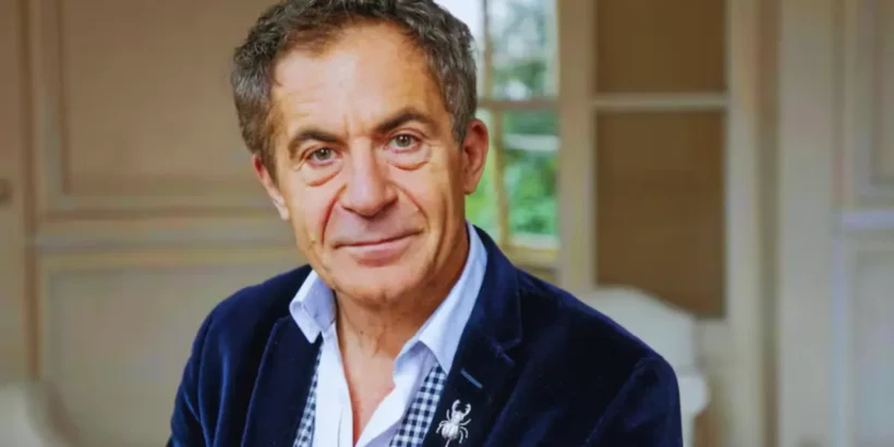 Portrait d’Étienne Klein illustrant un article consacré aux conséquences publiques et intellectuelles du retrait de son doctorat