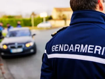 Scène de contrôle routier après une vitesse mesurée à 219 km/h sur un axe réglementé à 110 km/h