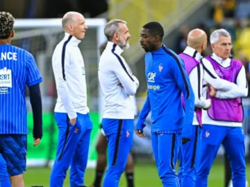 Les joueurs français saluent leurs supporters avant le match France – Irlande du Nord.