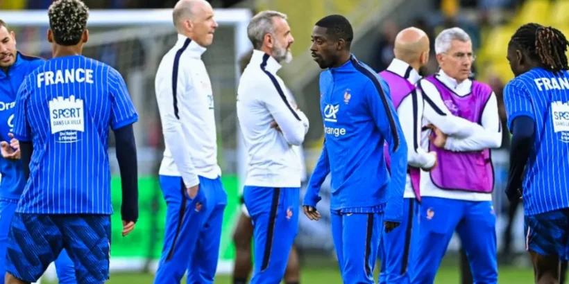 Les joueurs français saluent leurs supporters avant le match France – Irlande du Nord.