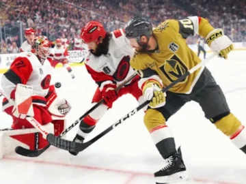 Jordan Staal célèbre un but décisif lors du match entre les Golden Knights et les Hurricanes