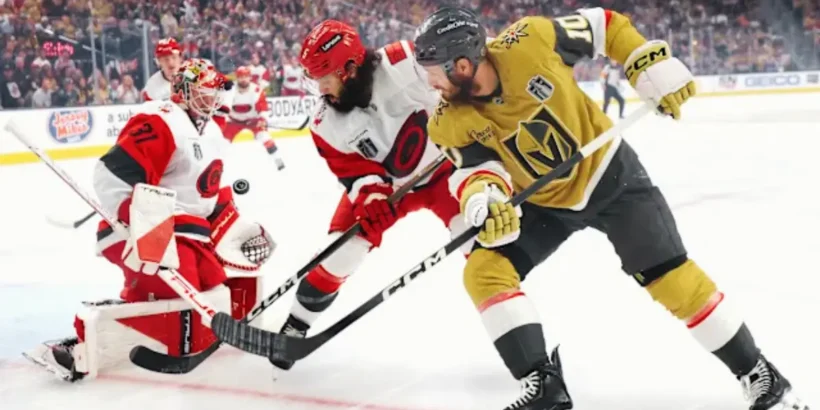 Jordan Staal célèbre un but décisif lors du match entre les Golden Knights et les Hurricanes