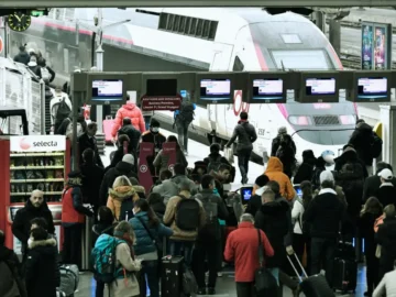Quai de gare bondé en raison des perturbations liées à la grève SNCF du 10 juin 2026.