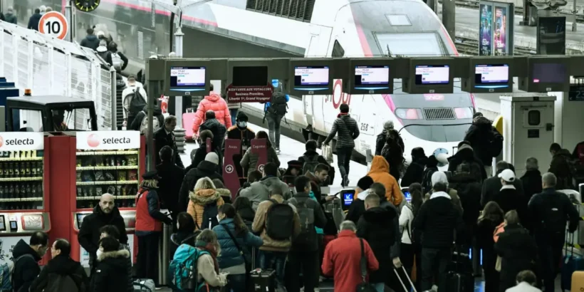 Quai de gare bondé en raison des perturbations liées à la grève SNCF du 10 juin 2026.