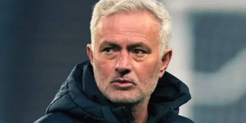 José Mourinho observant un match alors qu'Arsenal et le Real Madrid suivent un dossier mercato