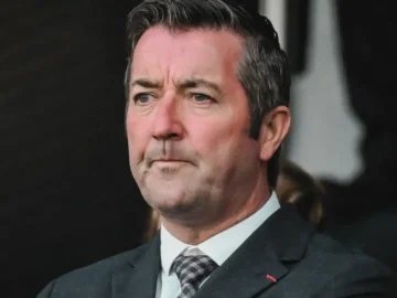 Le député Karl Olive présentant ses excuses après la controverse liée à la finale du PSG