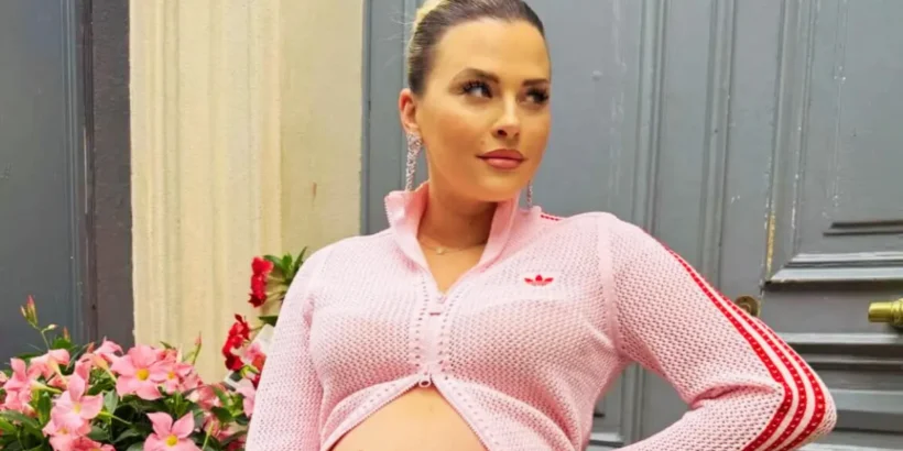 Kelly Vedovelli tenant les petits pieds de ses jumelles Céleste et Esmée