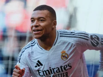 Kylian Mbappé lors d’un match avec l’équipe de France sous le regard des observateurs.