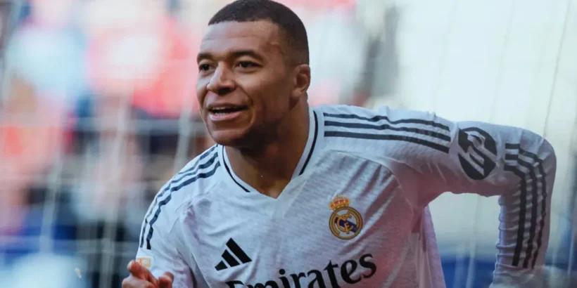 Kylian Mbappé lors d’un match avec l’équipe de France sous le regard des observateurs.