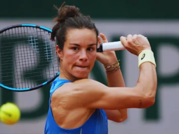 Loïs Boisson lors d’un match de tennis sous les regards du public français
