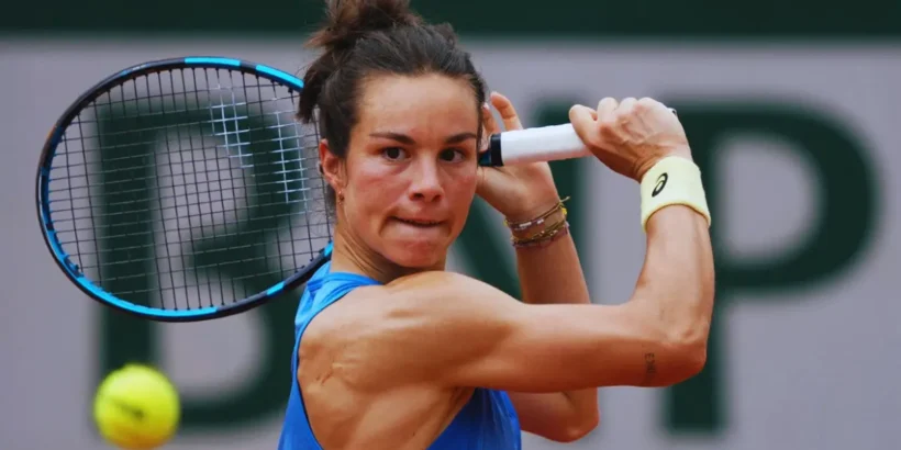 Loïs Boisson lors d’un match de tennis sous les regards du public français