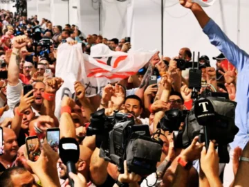 Des partisans du Parti travailliste célèbrent leur victoire après les élections parlementaires à Malte.